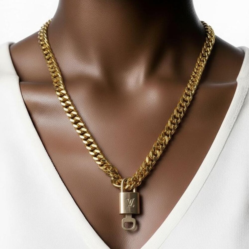 Gold-Plated Necklace with Authentic Louis Vuitton Padlock - Picture 2 of 12